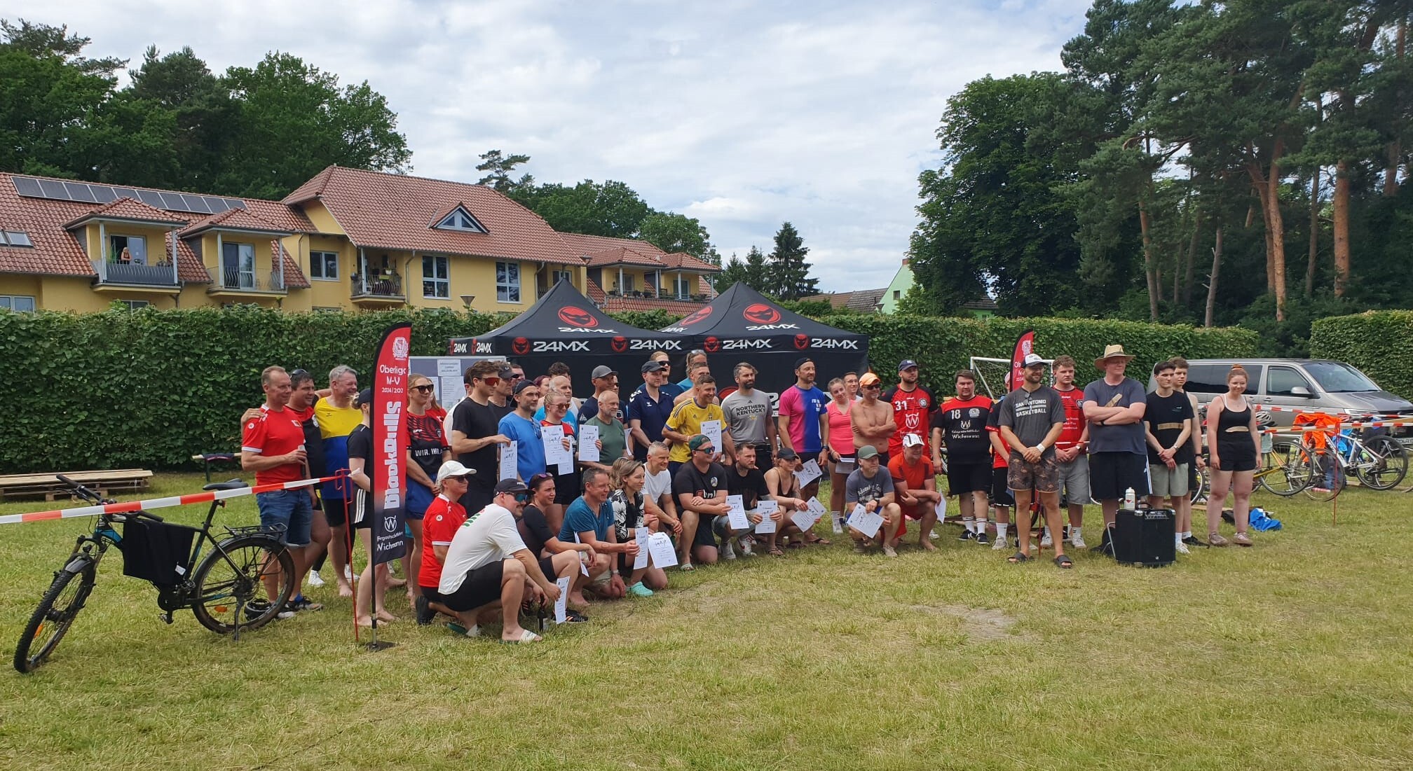 Triathleten und Helfer 2026