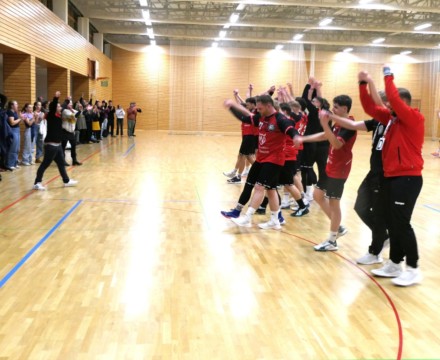 BlackBulls feiern einen Punkt gegen Stralsund