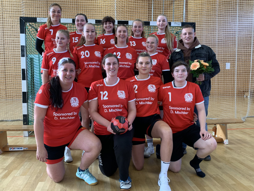 Mannschaftsfoto mit neuen Aufwärmshirts und Sponsor Mannschaftsfoto mit neuen Aufwärmshirts und Sponsor