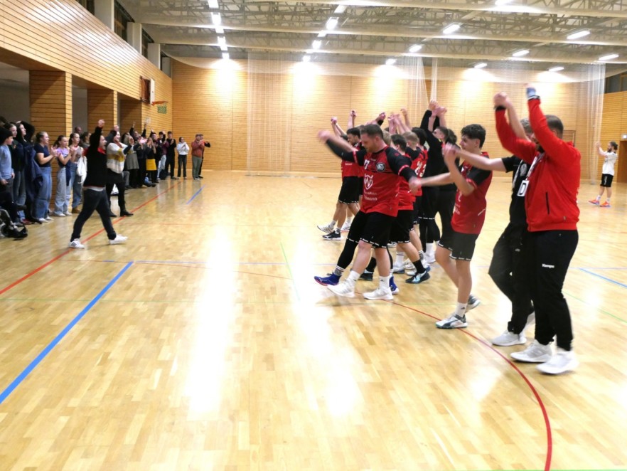 BlackBulls feiern einen Punkt gegen Stralsund