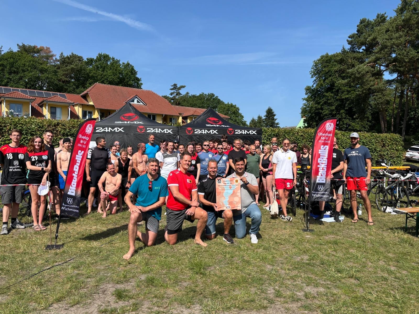 Helfer und Teilnehmer des Triathlons Helfer und Teilnehmer des Triathlons