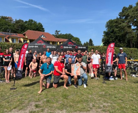 Helfer und Teilnehmer des Triathlons