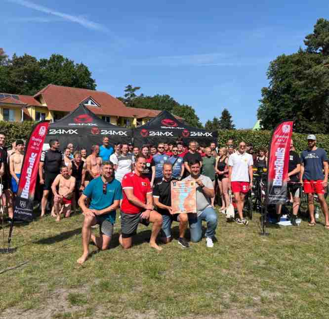 Helfer und Teilnehmer des Triathlons